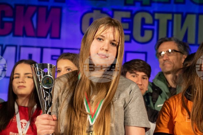 Настя Могълдя от Молдова спечели състезанието за най-здраво яйце на Великденския фестивал в Босилеград 