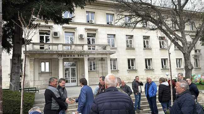 Арх. Иван Шишков и граждани са обсъдили включването на лозята над язовира в устройствен план на Враца на среща с кмета Калин Каменов