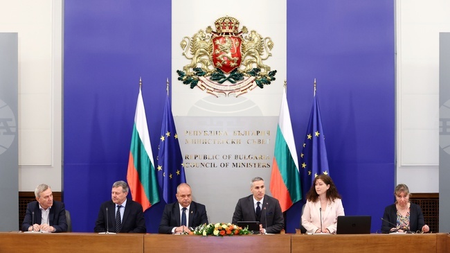 Има информация за огромна сума фалшиво евро, която ще бъде използвана по време на изборите, съобщи служебният премиер Андрей Гюров