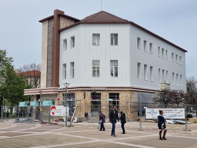 Регионалната библиотека в Ямбол възобновява обичайната си работа след временно прекъсване заради ремонт