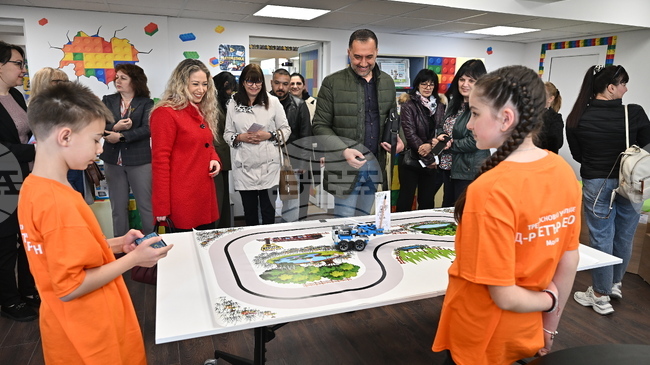 STEM център с кабинети по математика, природни науки, роботика и информационни технологии откриха в училище в Монтана