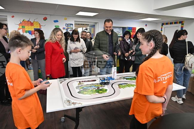 STEM център с кабинети по математика, природни науки, роботика и информационни технологии откриха в училище в Монтана