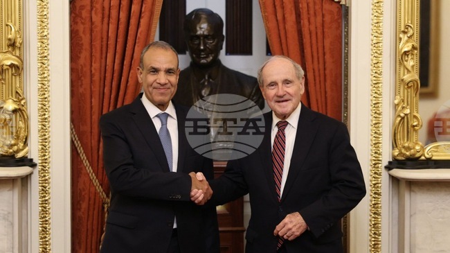 МЕНА: Египетският външен министър обсъди с американски сенатор дипломатическите усилия за деескалация в Близкия изток