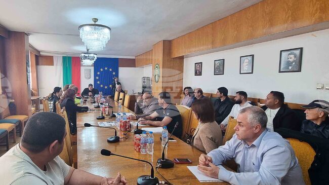 Незаконните сметища, неправилното паркиране и електрическите тротинетки бяха сред акцентите на открита среща в Левски