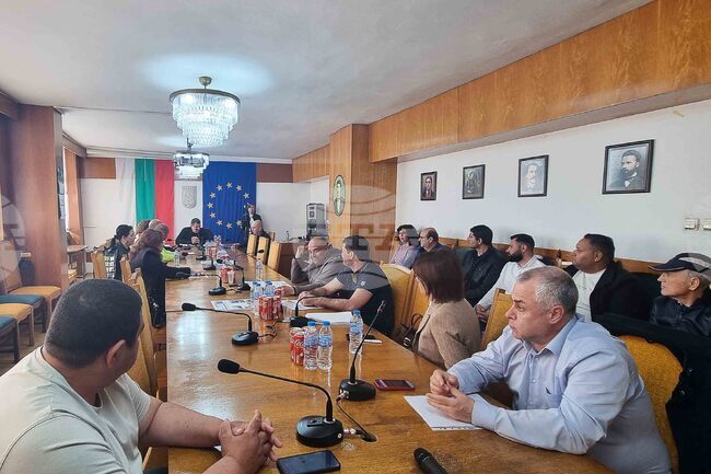 Незаконните сметища, неправилното паркиране и електрическите тротинетки бяха сред акцентите на открита среща в Левски