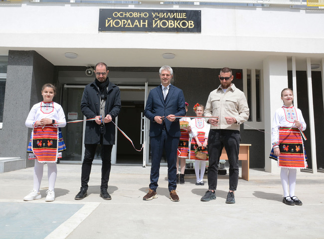 Община Варна: С молебен за здраве и благоденствие бе отбелязано завършването на първия етап от ремонта на ОУ „Йордан Йовков“