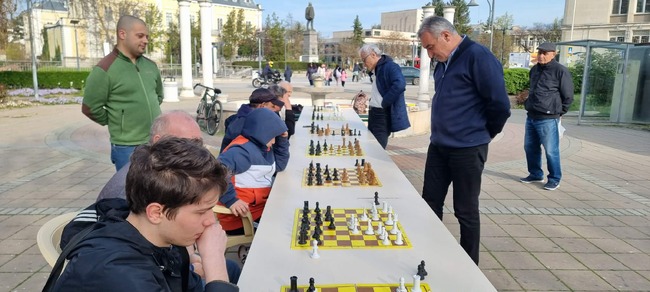 Кандидати от листата на ПП–ДБ играха шах с жители на Силистра