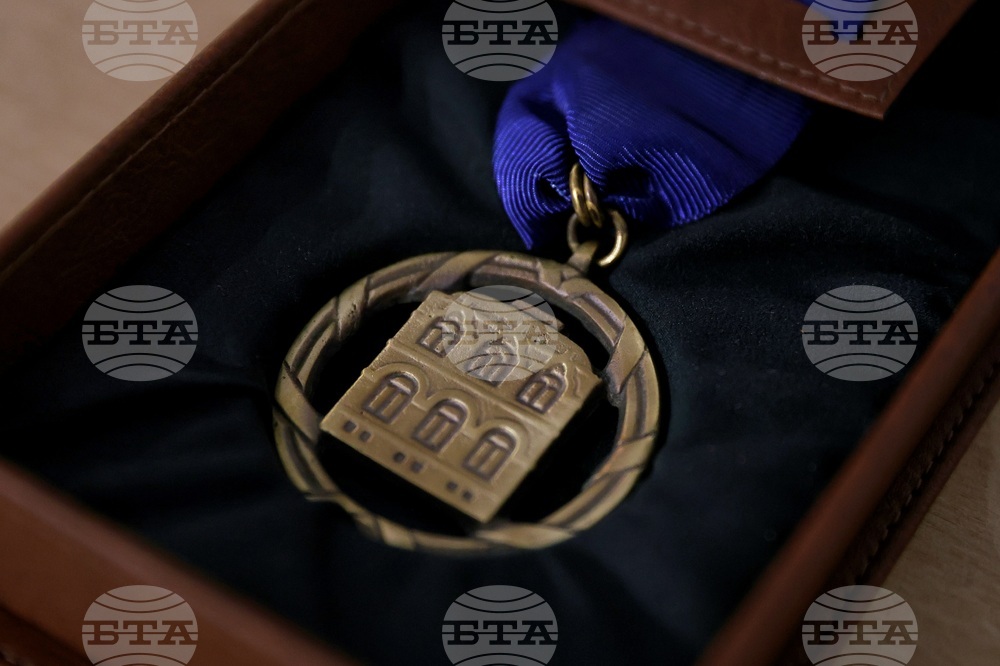 Емил Попов - отличие и изложба