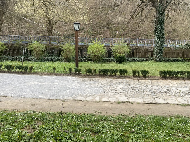 Невидимата грижа за автентичността: Как се поддържа калдъръмът в музей „Етър“