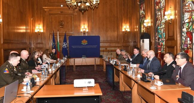 МО: Заместник-министърът на отбраната Златин Кръстев проведе среща с представители на програмния офис на програмата „Страйкър“ за България