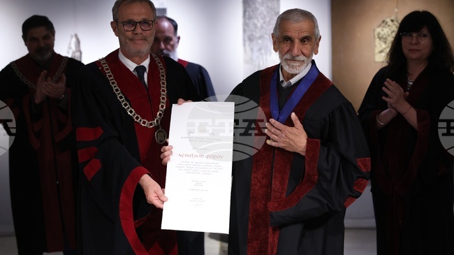 Ректорът на Националната художествена академия проф. Георги Янков удостои проф. Емил Попов със званието „доктор хонорис кауза“