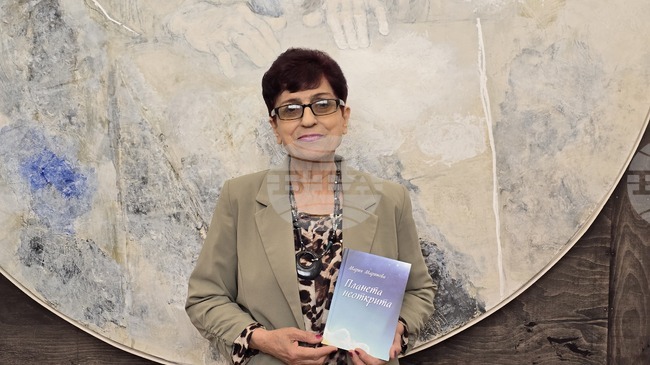 Поетесата Мария Маринова представи новата си стихосбирка „Планета неоткрита" в Плевен