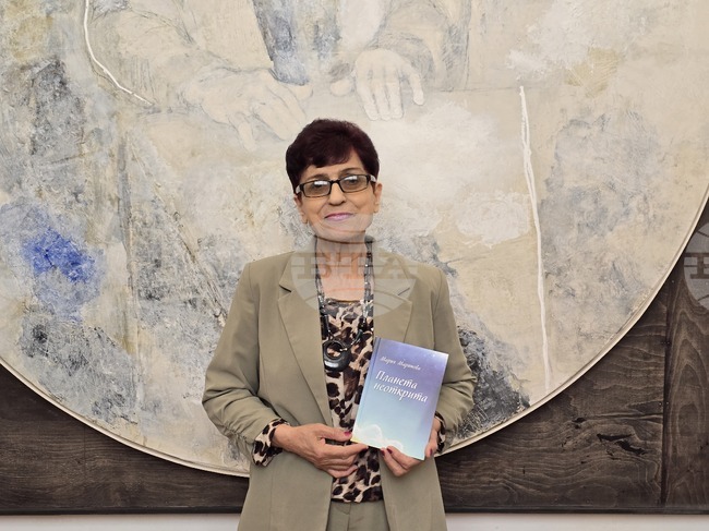 Поетесата Мария Маринова представи новата си стихосбирка „Планета неоткрита" в Плевен