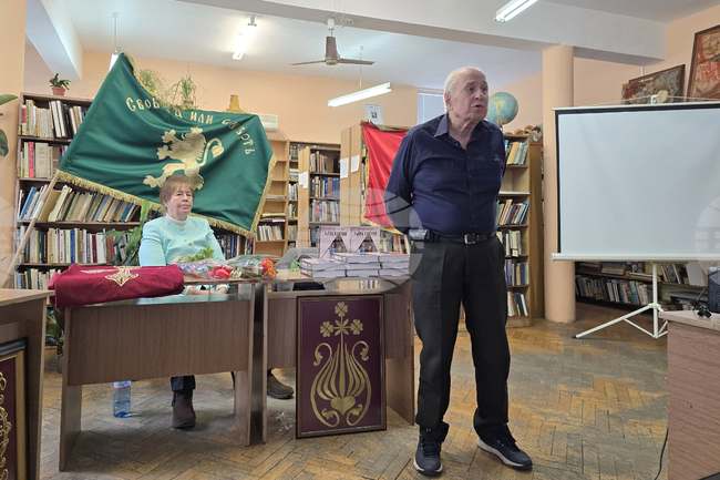 Академик Марин Кадиев представи премиерно книгата "Райна Княгиня" на Павлина Павлова в Панагюрище
