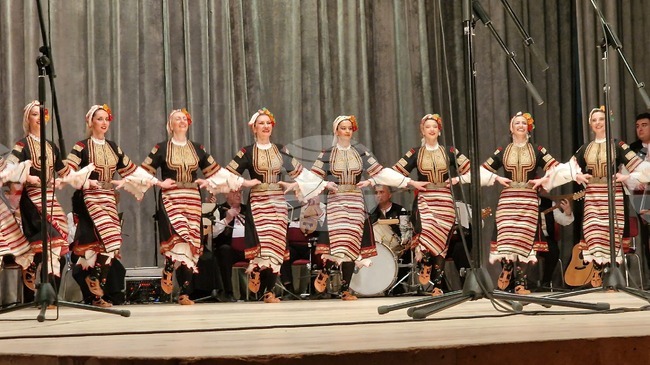 Маестро Георги Андреев, директор на ансамбъл „Филип Кутев“, посвети спектакъла „Кръговрат“ на своя баща при представянето му в родния му град Хасково