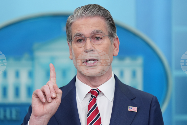 Вашингтон няма да удължава временното изключение от санкциите за иранския и руския петрол, каза финансовият министър на САЩ