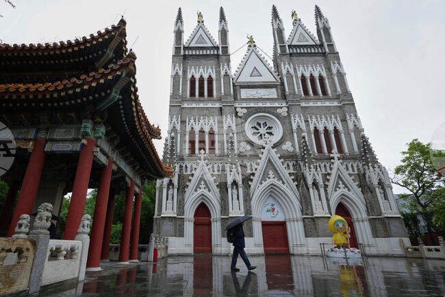 China Catholic Under Pressure