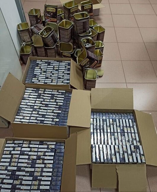 Агенция „Митници“: Цигари в консерви с кучешка храна откриха митническите служители на МП Калотина