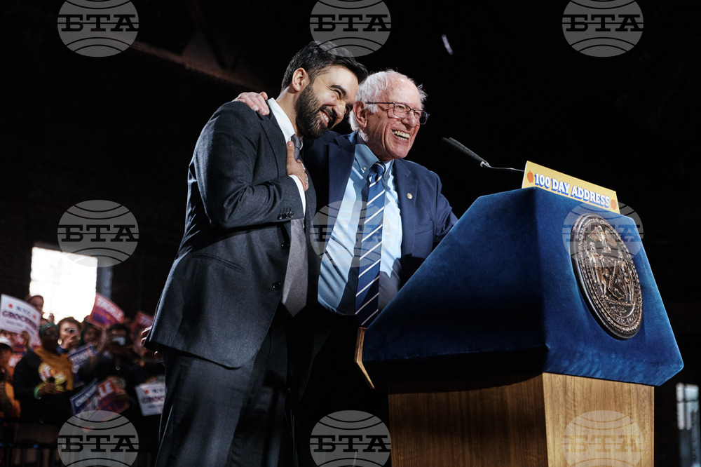 CORRECTION APTOPIX NYC Mayor 100 Days