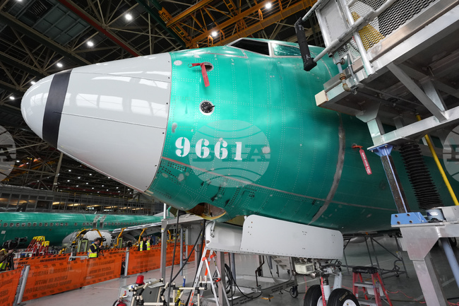 С поръчка на 100 самолета „Боинг 737 МАКС“ от „Ес Ем Би Си авиейшън кепитъл" започна авиоизложението във Фарнбъро