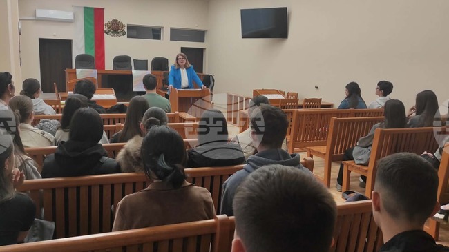 В деня на отворените врати Окръжният съд в Търговище посрещна гимназисти