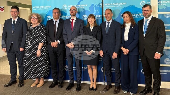 Finance Minister Meets with Vice Presidents of World Bank for Europe, International Finance Corporation