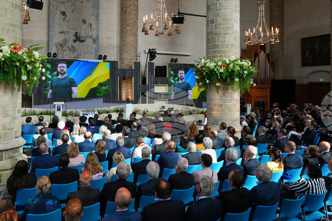 Украинският президент Зеленски получава нидерландска награда за смелостта, проявена по време на войната с Русия