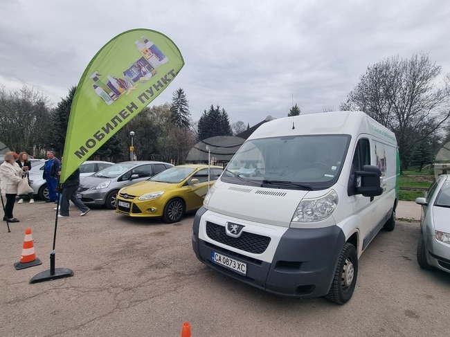 Мобилен пункт за опасни отпадъци работи днес на две локации в Перник