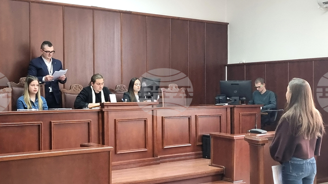 Ученици от Ямбол разиграха симулативен съдебен процес в Окръжния съд в Ямбол в Деня на Конституцията