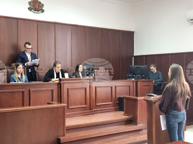 Ученици от Ямбол разиграха симулативен съдебен процес в Окръжния съд в Деня на Конституцията