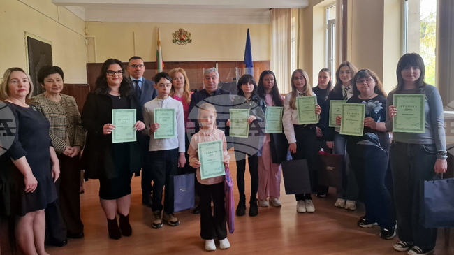 В Деня на българската конституция наградиха призьорите в ученическия конкурс, организиран от Окръжния и Районния съд в Разград
