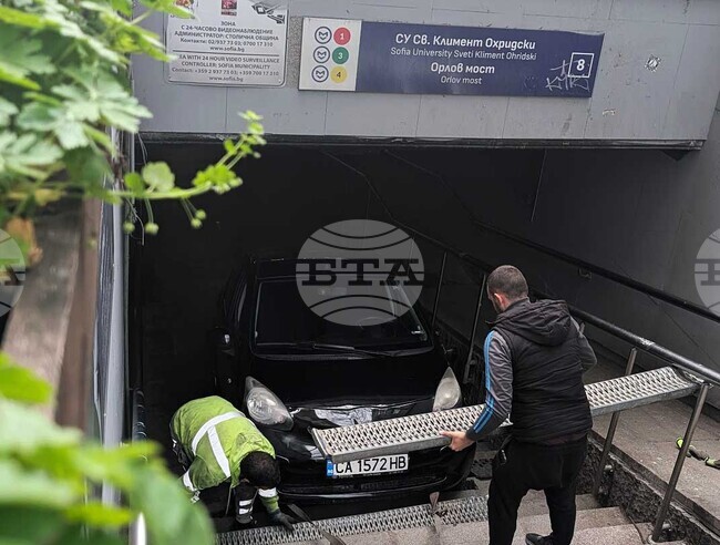 Столична община съдейства за изтегляне на автомобила, който по-рано днес влезе в подлеза на Орлов мост 