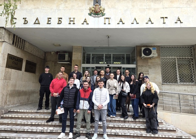 Ученици от Езикова гимназия „Д- р Петър Берон“ гостуваха в Районен съд Кюстендил в Ден на отворените врати - „Моите три изречения от Конституцията на Република България“