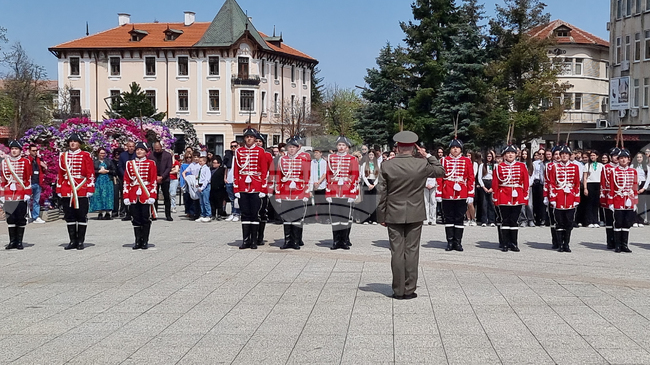 С тържествена церемония във Враца беше връчено знамето на XXVI ученически гвардейски отряд към СУ „Христо Ботев“