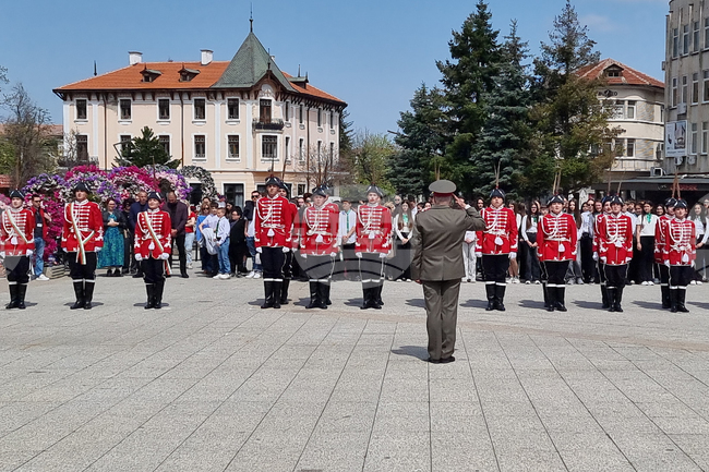 С тържествена церемония във Враца беше връчено знамето на XXVI ученически гвардейски отряд към СУ „Христо Ботев“