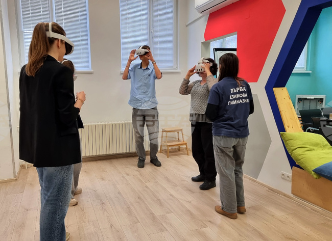 Ученици се запознават с историята на САЩ чрез виртуална реалност по повод 250-годишнината от основаването на страната