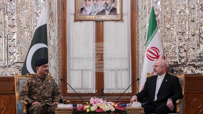 Премиерът на Пакистан разговаря с иранския президент