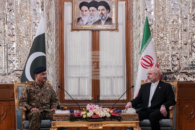 Премиерът на Пакистан разговаря с иранския президент