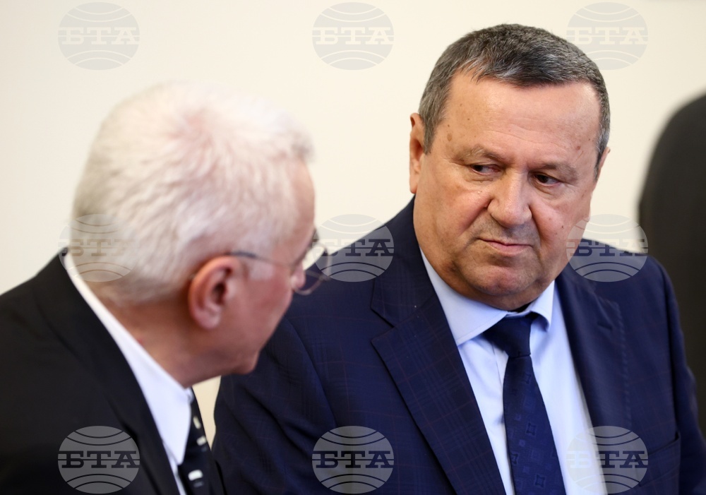 Предизвикателство пред следващото правителство е да разработи дългосрочна програма за подоходната политика, заяви министър Адемов