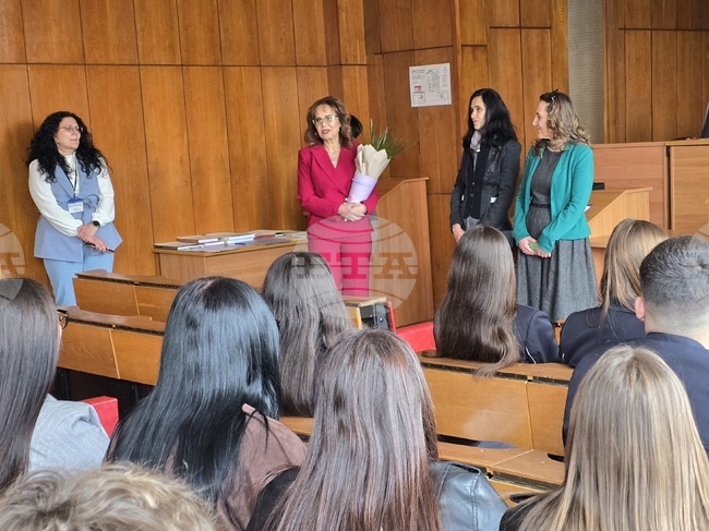 Окръжният съд в Кърджали отбеляза Деня на българската Конституция с Ден на отворените врати и пресъздаване на съдебен процес от ученици