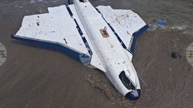 Открит е дрон на брега край Ахтопол, който не съдържа взривно вещество и не представлява опасност, съобщиха от Министерството на отбраната