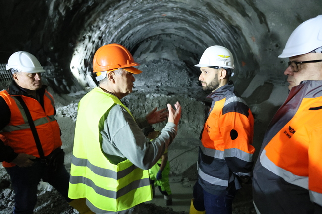 Прокопаването на тунел „Лозарево“ напредва, остават 90 метра до свързването му, заяви зам.-министърът на транспорта Мурад Тюрк