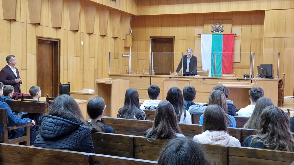 Апелативна прокуратура – Пловдив: В Деня на отворените врати прокурори от Окръжна прокуратура – Стара Загора се срещнаха с ученици от ОУ „Петко Р. Славейков“ в града