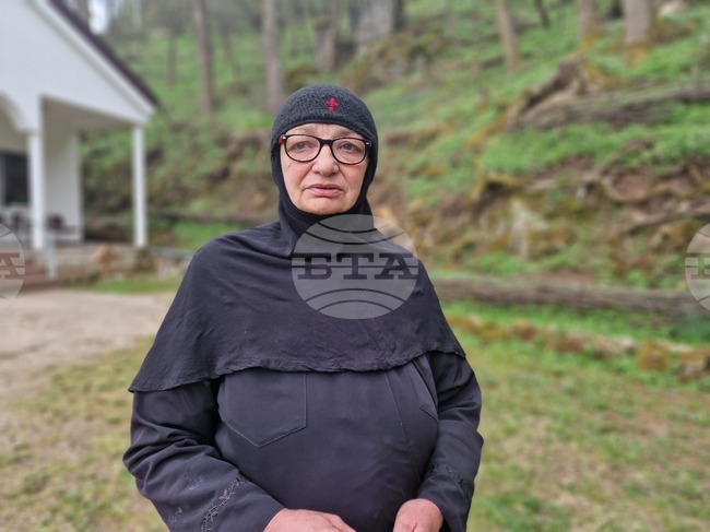 Манастирът „Св. Петка“ в пернишкия квартал „Калкас“ ще отбележи храмовия си празник и ще посрещне одежда, положена върху мощите на светицата