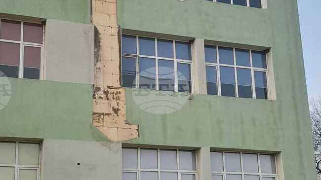 Фасадата на училище в Сливен е в лошо и потенциално опасно състояние