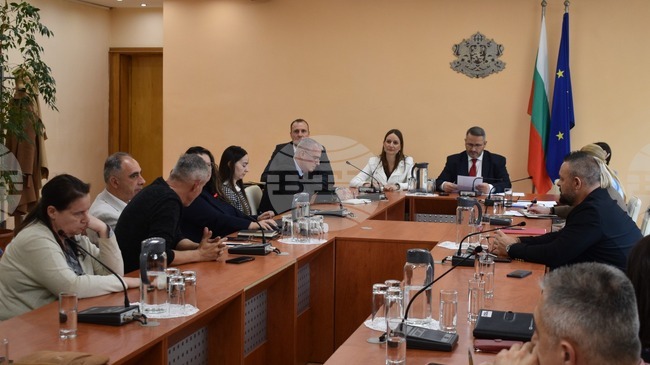  Economy and Industry Minister Meets with Crop Production Sector Representatives