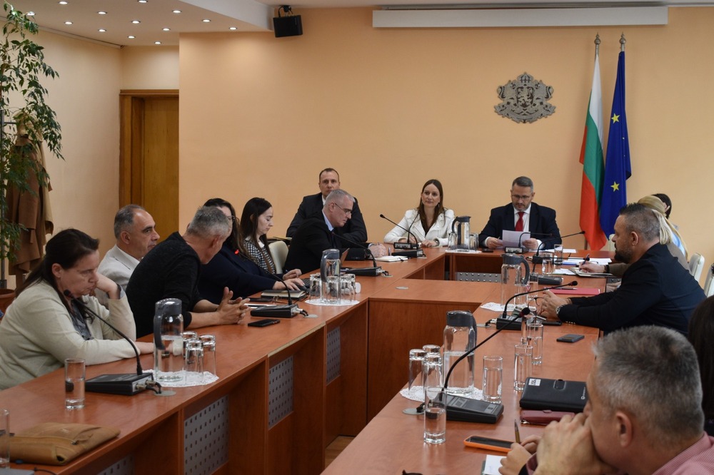  Economy and Industry Minister Meets with Crop Production Sector Representatives