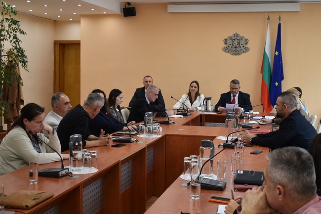  Economy and Industry Minister Meets with Crop Production Sector Representatives
