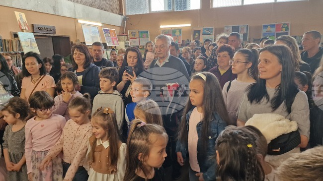 Детска школа по рисуване представи изложба в Общинската библиотека „Паисий Хилендарски“ в Самоков