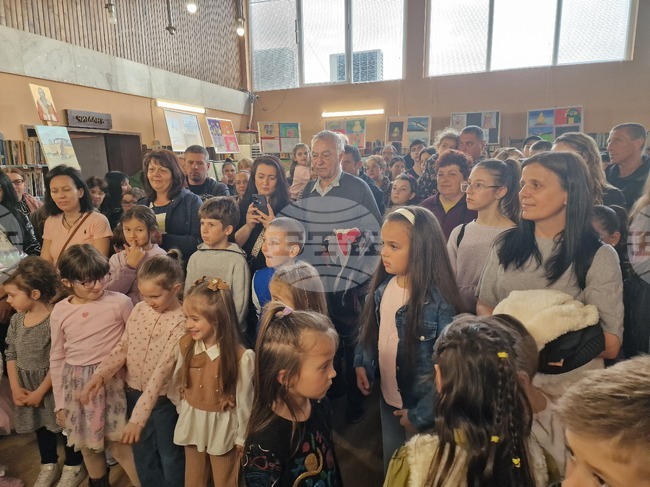 Детска школа по рисуване представи изложба в Общинската библиотека „Паисий Хилендарски“ в Самоков